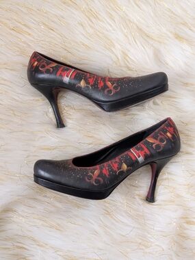 Vintage Icon Black heels with red and orange abstract fleur-de-lis splatter Sz 5